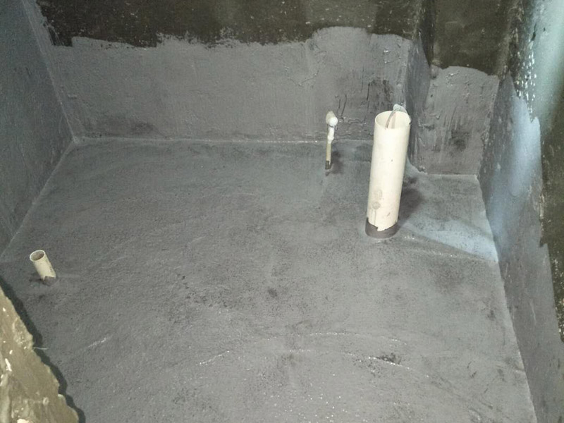 衛(wèi)生間刷防水裝修：1、刷第一遍防水涂料。施工前確保工地干凈、干燥，防水涂料要涂滿，無遺漏，與基層結(jié)合牢固，無裂紋，無氣泡，無脫落現(xiàn)象。涂刷高度一致，厚度要達(dá)到產(chǎn)品規(guī)定要求。2、刷第二遍防水涂料。注意、第二遍防水涂料間需要有一定時間間隔，待遍涂料干透后才能進(jìn)行第二遍，具體時間視涂料而定。間隔時間太短，防水的效果會大打折扣。3、鋪保護(hù)層。為防止之后的施工破壞防水層，需在防水涂料表面鋪上保護(hù)層。保護(hù)層要完全覆蓋防水層，無遺漏，與基層結(jié)合牢固，無裂紋，無氣泡，無脫落現(xiàn)象。4、閉水試驗(yàn)。閉水試驗(yàn)時，地面點(diǎn)的水線不能低于2厘米，保存至少24小時，觀察無滲漏現(xiàn)象后方算合格。如有滲漏，需重做，切莫不能疏忽大意。5、基層處理、清理，做找平層、結(jié)合層，細(xì)部附加層、丙烯酸防水層，蓄水試驗(yàn)、保護(hù)層施工、二次蓄水試驗(yàn)。