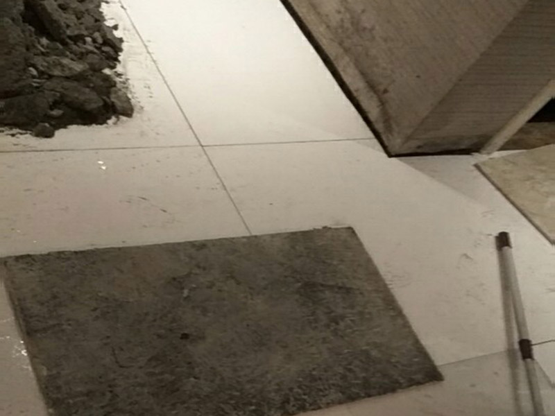 瓷磚重新鋪貼：1、基層處理：把沾在基層上的浮漿、落地灰等用暫子或鋼絲刷清理掉，再用掃帚將浮土清掃干凈。2、找標(biāo)高：根據(jù)水平標(biāo)準(zhǔn)線和設(shè)計(jì)厚度，在四周墻、柱上彈出面層的上平標(biāo)高控制線。3、鋪設(shè)結(jié)合層砂漿：鋪設(shè)前應(yīng)將基底濕潤(rùn)，并在基底上刷一道素水泥漿或界面結(jié)合劑，隨刷隨鋪設(shè)攪拌均勻的干硬性水泥砂漿。4、鋪磚：將磚放置在于拌料上，用橡皮錘找平，之后將磚拿起，在干拌料上澆適量素水泥漿，同時(shí)在磚背面涂厚度約lnm的素水泥膏，再將磚放置在找過(guò)平的干拌料上，用橡皮錘按標(biāo)高控制線和方正控制線坐平坐正。5、養(yǎng)護(hù)：當(dāng)磚面層鋪貼完24h內(nèi)應(yīng)開(kāi)始澆水養(yǎng)護(hù)，養(yǎng)護(hù)時(shí)間不得小于7d。