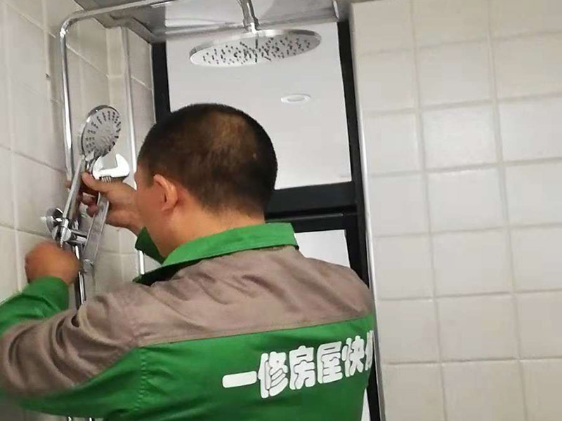 衛(wèi)浴掛件安裝：1、確定好掛架的安裝位置并標(biāo)注好，為了掛件具有更好的效果，應(yīng)該避免在墻柱上安裝掛件。確定安裝位置以后，在安裝墊上標(biāo)記出掛件底座安裝時需要對應(yīng)的螺孔位置。 2、在標(biāo)注好的螺孔位置點(diǎn)用電鉆打孔，打孔的直徑最好比需要安裝的螺絲釘直徑大，留一點(diǎn)空隙方便接下來的安裝工作。 3、將五金掛件對應(yīng)的塑料膨脹管插入到鉆孔內(nèi)，再用不銹鋼螺絲釘旋轉(zhuǎn)固定好底座，再將掛件套在底座上，擰緊螺釘固定好掛件即可完成。