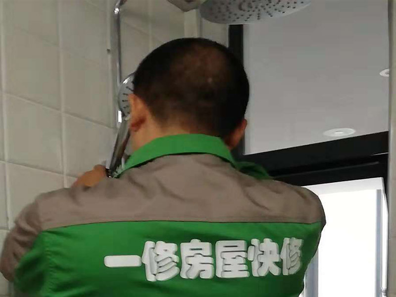 衛(wèi)浴掛件安裝：1、確定好掛架的安裝位置并標(biāo)注好，為了掛件具有更好的效果，應(yīng)該避免在墻柱上安裝掛件。確定安裝位置以后，在安裝墊上標(biāo)記出掛件底座安裝時需要對應(yīng)的螺孔位置。 2、在標(biāo)注好的螺孔位置點(diǎn)用電鉆打孔，打孔的直徑最好比需要安裝的螺絲釘直徑大，留一點(diǎn)空隙方便接下來的安裝工作。 3、將五金掛件對應(yīng)的塑料膨脹管插入到鉆孔內(nèi)，再用不銹鋼螺絲釘旋轉(zhuǎn)固定好底座，再將掛件套在底座上，擰緊螺釘固定好掛件即可完成。