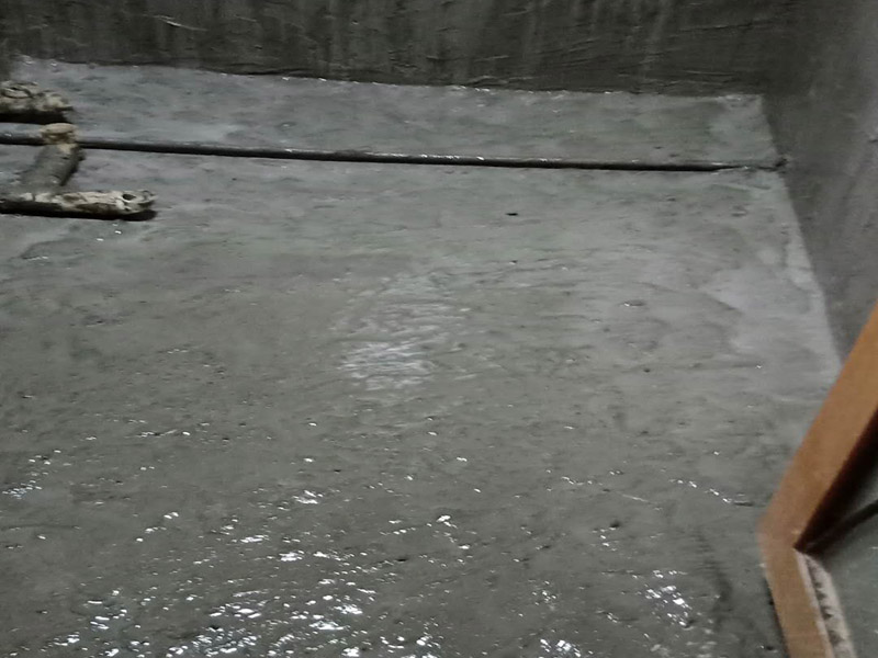 墻面地面防水涂刷：第一步：清理墻面和地面 在涂刷防水涂層之前，先要清理墻面和地面，同時(shí)要用連接的氣泵皮管吹盡陰角處的浮沉。 第二步：刷防水涂料 刷防水涂料時(shí)先刷墻角部位，交接處應(yīng)有200mm，不得有漏刷情況。 墻角涂刷完成后涂刷墻體：第一遍涂刷墻面時(shí)，應(yīng)上下縱向涂刷，第二遍涂刷墻體，應(yīng)左右橫向涂刷。注意、第二遍防水涂料間需要有一定時(shí)間間隔，待遍涂料干透后才能進(jìn)行第二遍，具體時(shí)間視涂料而定。 第三步：閉水試驗(yàn) 在涂刷完防水涂料后，不能立刻貼瓷磚，還必須進(jìn)行防水測(cè)試。 防水測(cè)試具體方法是：堵住衛(wèi)生間排水口、地漏等，然后將衛(wèi)生間積水2~3cm。24小時(shí)后到樓下查看是否有水滲漏，一旦發(fā)現(xiàn)有滲水痕跡，必須馬上返工。