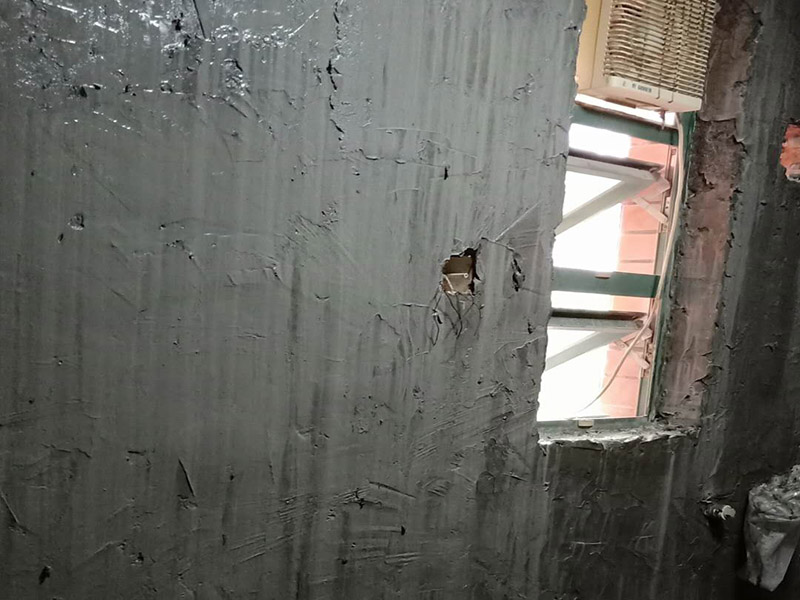 墻面地面防水涂刷：第一步：清理墻面和地面 在涂刷防水涂層之前，先要清理墻面和地面，同時(shí)要用連接的氣泵皮管吹盡陰角處的浮沉。 第二步：刷防水涂料 刷防水涂料時(shí)先刷墻角部位，交接處應(yīng)有200mm，不得有漏刷情況。 墻角涂刷完成后涂刷墻體：第一遍涂刷墻面時(shí)，應(yīng)上下縱向涂刷，第二遍涂刷墻體，應(yīng)左右橫向涂刷。注意、第二遍防水涂料間需要有一定時(shí)間間隔，待遍涂料干透后才能進(jìn)行第二遍，具體時(shí)間視涂料而定。 第三步：閉水試驗(yàn) 在涂刷完防水涂料后，不能立刻貼瓷磚，還必須進(jìn)行防水測(cè)試。 防水測(cè)試具體方法是：堵住衛(wèi)生間排水口、地漏等，然后將衛(wèi)生間積水2~3cm。24小時(shí)后到樓下查看是否有水滲漏，一旦發(fā)現(xiàn)有滲水痕跡，必須馬上返工。