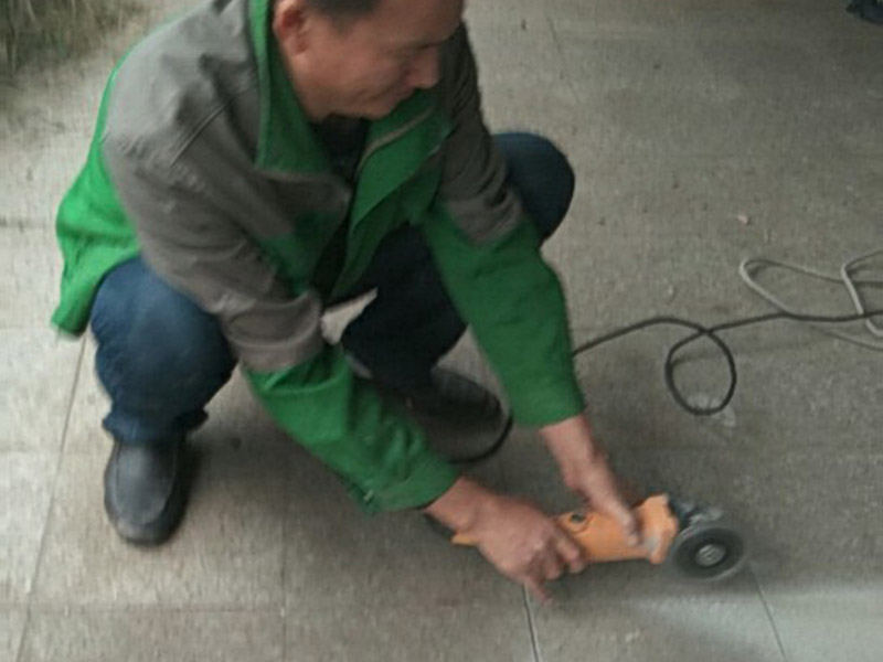 地磚切割拆除：第一步：定位 移動標尺選定切割尺寸，用單手握住操作手柄，將刀輪座拉向后座，將瓷磚平放在底板上并將瓷磚要切割的線與底板橫梁對齊，瓷磚前端要靠住底板的豁口部。 第二步：劃線 放下手柄使刀輪與瓷磚表面接觸，將手柄向前輕推使刀輪在瓷磚表面劃出一條連續(xù)均勻的直線。 第三步：下壓 將手動瓷磚切割機手柄抬起稍向后拉，使壓塊平穩(wěn)落放在瓷磚的前端上，用適當?shù)牧⒉僮魇直蛳聣?，瓷磚將會沿著劃線斷開。