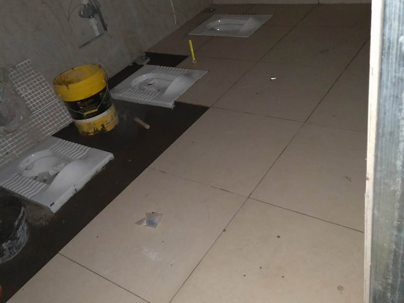 公廁施工裝修：衛(wèi)生間裝修的第一個(gè)步驟就是水電改造，水電改造直接影響到入住后衛(wèi)生間的使用效果，所以，這個(gè)步驟非常重要。首先，大家需要確定與水電相關(guān)的所有設(shè)備的尺寸大小、擺放位置和安裝方式；水電改造完成之后，就到了防水處理的步驟。衛(wèi)生間防水處理不僅要處理好地面的防水工作，還不能忽視了墻面的防水工作，衛(wèi)生間內(nèi)使用的所有開關(guān)插座都要裝上防水蓋，做好每個(gè)細(xì)節(jié)的防水處理，這要也能為日后省去不少麻煩。瓷磚是衛(wèi)生間地面常用的裝修材料，具有不錯(cuò)的裝飾作用，而且我們可以使用一跌防水性能不錯(cuò)的瓷磚，這要也能好的保護(hù)到衛(wèi)生間內(nèi)的地面和墻體。衛(wèi)生間地面的瓷磚不僅要考慮到防水性，也要考慮到防滑性，大家最好選表面有凹凸紋路的瓷磚，這種瓷磚不僅防水還防滑。在選擇衛(wèi)生間吊頂材料的時(shí)候，一定要注意材料的防水性，因?yàn)槲覀冊阢逶∵^程中會產(chǎn)生水汽，水汽蒸發(fā)到吊頂上，如果使用的吊頂材料不具備防水的性能，時(shí)間內(nèi)長了就會出現(xiàn)霉變、變形等情況。