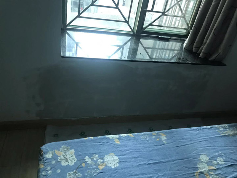 墻面局部補膩子：1、墻面基本干燥，基層含水率不得大于10%。   2、抹灰作業(yè)已全部完成，過墻管道、洞口、陰陽角處理完畢，為確保墻面干燥，各種穿墻孔應提前抹灰找平。  3、門、窗、玻璃要提前安裝完畢。 4、地面施工及管道安裝完畢。   5、將墻體空鼓、裂縫修補到位后，再進行膩子施工。裂縫處理方法，用抗裂砂漿將寬100mm的無紡布粘貼在裂縫上，每邊搭接50mm，外面抹抗裂砂漿。  刮膩子時不要污染地面，門窗、玻璃等以完成的分部分項工程。刮膩子完成后要妥善保護，不得磕碰污染墻面。 