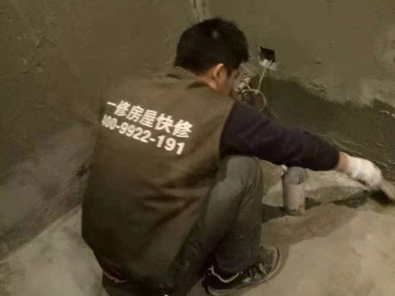 公寓做防水維修：1.利用水泥砂漿水泥砂漿或豆石混凝土鋪平坡度。訣竅是：地漏附近坡度大，門口附近坡度小。 2.利用管根密封膏封嚴(yán)管線，管線要穿透樓板根部。刷防水涂料時可以貼1-2層玻璃絲布加強防水性。 3.墻壁表面打磨成干凈平光沒有顆?；覊m，墻壁與地面的交接區(qū)域注意原角和坡角的設(shè)置。 4.聚氨酯防水涂膜由管根和墻角處開始進行涂抹，在常溫下經(jīng)過4小時放干后，再大面積涂抹和刮刷。注意涂料總厚度大于1. 5毫米，不能有漏刮和鼓泡的不良現(xiàn)象。24小時后立面涂刷下一層，之后再以垂直的方向進行二次涂刷。最后涂膜半固化，拋甩粗砂粒方便與水泥砂漿融合。 5.防水層的設(shè)置與具體區(qū)域有關(guān)。防水地面的防水層應(yīng)高出地面200寬，地面防水層應(yīng)超出衛(wèi)生間門口以外300寬。而又淋浴的衛(wèi)生間墻面防水層則應(yīng)設(shè)置為高出地面1800寬。 6.展開閉水實驗的時候，先完成防水工作再利用包立管方法。之后再局部進行防水。閉水試驗也可為了避免破壞地面防水層而免做。