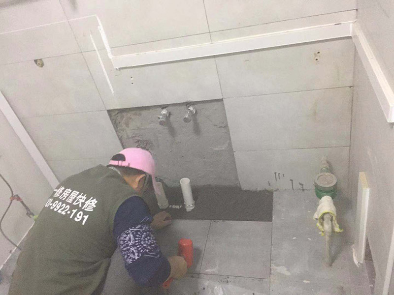 馬桶地面貼磚：干鋪法是將沙子和水泥按照3：1的比例混合后兌少量的水，使水泥和沙子混合到可以用手攥成團的黏稠度。將混合好的沙子水泥鋪在地面上，用一個平板把表面摸平。在瓷磚背面抹上黏稠度非常高的水泥，把瓷磚放到地面上，用橡皮錘敲實就完成了,主要用于地面瓷磚的鋪裝。 濕鋪法，是將沙子和水泥按照2：1的比例混合后兌水和好，水的量要多一些，使沙子和水泥的黏稠度高一些。然后涂抹到用水浸泡好的瓷磚背面貼到墻面上。濕鋪發(fā)主要應用與墻面。