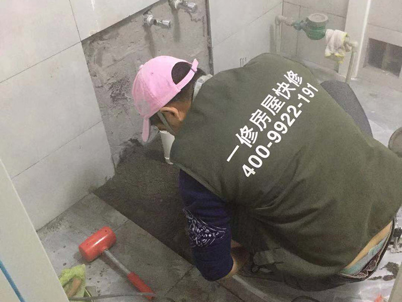 馬桶地面貼磚：干鋪法是將沙子和水泥按照3：1的比例混合后兌少量的水，使水泥和沙子混合到可以用手攥成團的黏稠度。將混合好的沙子水泥鋪在地面上，用一個平板把表面摸平。在瓷磚背面抹上黏稠度非常高的水泥，把瓷磚放到地面上，用橡皮錘敲實就完成了,主要用于地面瓷磚的鋪裝。 濕鋪法，是將沙子和水泥按照2：1的比例混合后兌水和好，水的量要多一些，使沙子和水泥的黏稠度高一些。然后涂抹到用水浸泡好的瓷磚背面貼到墻面上。濕鋪發(fā)主要應用與墻面。