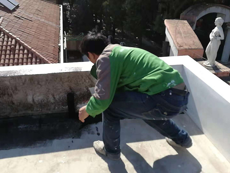 屋頂刷防水維修：1、清理基層，施工前要將基層表面的塵土和雜物清理干凈，然后用熱熔法改性瀝青卷材對(duì)防水層施工前在水落口、管根、陰陽(yáng)角等細(xì)部先做好附加層。 2、鋪貼卷材，首先卷材的厚度要符合要求，將防水卷材裁剪成相應(yīng)的尺寸，用火焰噴槍加熱基層和卷材的交接處，趁卷材的材面剛剛?cè)刍瘯r(shí)將卷材向前滾鋪、粘貼。鋪貼平面與立面相連接的卷材應(yīng)由下向上進(jìn)行。 3、熱熔封邊，用噴槍將卷材搭接處加熱，讓其粘結(jié)牢固，然后涂刷第一遍防水涂料。防水施工前要先保證地面干凈、干燥，防水涂料要滿涂，確保無遺漏，與基層結(jié)合要牢固，無裂紋和氣泡等，防水涂料厚度要達(dá)到產(chǎn)品規(guī)定的要求。 4、待第一遍防水涂料完全干透之后再進(jìn)行第二遍防水涂刷，第一遍防水涂料沒有完全干透就進(jìn)行第二遍防水施工的話會(huì)使防水效果大打折扣。 5、鋪保護(hù)層，防水工作做完后，在表面鋪上保護(hù)層，是為了防止之后的施工把防水層破壞，保護(hù)層鋪貼要完全覆蓋防水層，做到無遺漏，與基層結(jié)合牢固無氣泡和脫落現(xiàn)象發(fā)生。 6、閉水試驗(yàn)，閉水試驗(yàn)時(shí)水的高度不能低于2cm，然后觀察24小時(shí)以上，看其有無滲漏的現(xiàn)象發(fā)生，如果沒有才算合格。