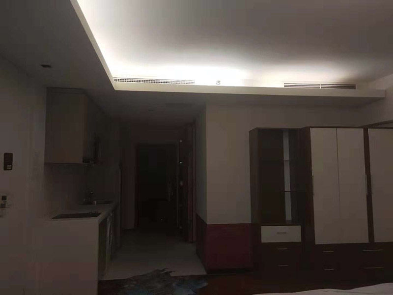 公寓局部裝修：1、公寓面積較小，適合1到2人居住，不需要設(shè)計過多的功能房。為保證主人生活方便，保證臥室、客廳、衛(wèi)浴、廚房基本功能性空間的存在，其他區(qū)域則可以根據(jù)剩余空間的大小以及自己的需求來設(shè)計。 2、室內(nèi)空間狹小，因此在裝飾時應(yīng)盡量選用淺淡的色調(diào)，白色、黃色等淺色調(diào)可以讓室內(nèi)空間有變大的效果，而且還可采用具有通透性或玻璃材質(zhì)的家具和桌椅等，讓空間變得明亮又寬敞。 3、在公寓裝修時，應(yīng)盡量避免采用硬質(zhì)的隔斷，最好采取軟隔斷的方式來對空間進行分隔，可以采用隔斷柜、屏風(fēng)、家具等物品進行隔斷，這樣會讓室內(nèi)的采光和通風(fēng)變得更好。