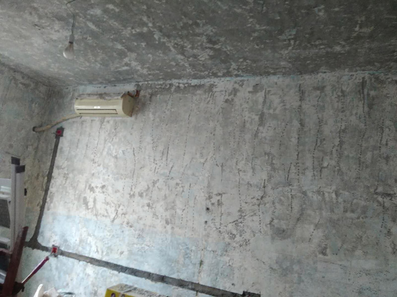 墻面刮膩子維修：1、對不同墻面的基層處理有不同的施工要求，例如現(xiàn)澆的混凝土的墻面常常會出現(xiàn)一些氣孔與鼓起的現(xiàn)象，所以要將墻面先修護平整，磨平凸起處，填補凹陷處。如果是預制混凝土墻面，其表層會有一些砂礫與疙瘩的現(xiàn)象，所以就需要專業(yè)的施工人員使用鋼絲刷把墻面整體的刷一遍，除這些雜物。 2、墻面經(jīng)過基層處理之后，墻面還是會有一些凹陷，所以就需要用到石膏膩子來補平凹陷處。注意石膏膩子在調(diào)制時，石膏、乳液還有纖維素水溶液之間的重量比約是100：5：60，調(diào)好后將石膏膩子壓實凹陷處，橫抹豎起的批刮一遍，確保墻面的平整。 3、為了把混凝土墻面上的油污清理干凈，所以需要對墻面涂刷火堿水溶液，但是需要注意涂刷時，要邊涂刷邊用清水對墻面進行清洗。如果火堿水溶液的濃度是5%，那么墻面就需要涂刷兩遍，而10%濃度的溶液，涂刷一遍就即可。 4、在刮膩子之前，墻面還需要噴刷一遍粘結(jié)劑才能進行刮膩子。需采用鋼片刮板來對墻面上下左右接錯的批刮，在刮膩子過程中一定要避免留下浮膩子以及刮痕，還要防止膩子上沾上灰塵、砂礫等雜物。 5、打磨修補批刮完第一遍膩子之后，先檢查墻面之前修補過的位置的問題是否仍然存在。沒有問題的話，待膩子完全干透之后，再用細砂紙把墻面整體的打磨一遍，再對墻面進行清理。但墻面的這些地方如果仍然存在著凹陷的現(xiàn)象，就要用膩子再一次進行修補找平了。 6、墻面批刮膩子通常都需要刮兩到三次，而且必須要等到前一遍膩子完全干透之后，才能再進行后一遍的膩子。
