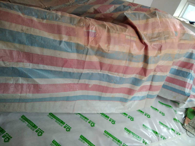 刷漆成品保護(hù)：在進(jìn)行墻面漆涂刷之前，需要先對(duì)施工區(qū)域進(jìn)行清理，如果家具、電器等物件最好搬移到別的地方。如果搬移不了的話，需要進(jìn)行成品保護(hù)，因?yàn)樵谑┕み^程中，難免會(huì)出現(xiàn)油漆掉落現(xiàn)象，這樣很容易造成污染，影響使用的美觀性。還需要進(jìn)行墻面的全面檢查，看看基層是否牢固平整。如果是舊墻出現(xiàn)漆膜脫落、開裂，需要先進(jìn)行鏟墻皮或者使用石膏來進(jìn)行裂縫的修補(bǔ)處理。做到墻面無灰塵、雜物，平整，再使用界面劑進(jìn)行墻面的涂刷，施工應(yīng)細(xì)致均勻。