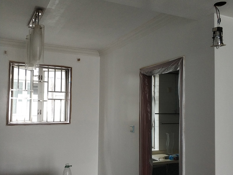 墻面翻新，地面保護：為了避免施工中磕碰到業(yè)主的家俱等物件，特地將這些物件搬到房屋中間。很快房間內(nèi)可以搬動的物件，就都搬到了房屋的中間位置。為了避免涂料意外滴上，包上了保護膜。在鏟除舊墻面時還會留心用小托盤接住，以免弄臟業(yè)主家的地面。將踢腳線等與墻面接觸的位置及地面做好遮蔽，以免將涂料碰到木器上。 墻面應(yīng)先除掉浮灰，鏟除起砂翹皮的位置;對油污的位置，應(yīng)先將原有涂層鏟掉，不能鏟掉的要徹底清洗干凈。選用顆粒細度較大和質(zhì)地較硬的膩子刮凃，底漆必須要刷勻，保證墻面每個地方都刷到，如果墻面吃漆量較多，底漆最好適當?shù)募右稽c水，以保證可以涂刷均勻。這里上漆的量就是通常上的上漆工作了，不能加過量的水，會對漆膜厚度、手感和漆膜的硬度等產(chǎn)生影響。