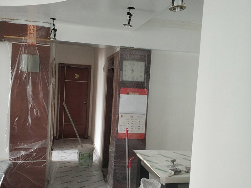 墻面翻新，地面保護：為了避免施工中磕碰到業(yè)主的家俱等物件，特地將這些物件搬到房屋中間。很快房間內(nèi)可以搬動的物件，就都搬到了房屋的中間位置。為了避免涂料意外滴上，包上了保護膜。在鏟除舊墻面時還會留心用小托盤接住，以免弄臟業(yè)主家的地面。將踢腳線等與墻面接觸的位置及地面做好遮蔽，以免將涂料碰到木器上。 墻面應(yīng)先除掉浮灰，鏟除起砂翹皮的位置;對油污的位置，應(yīng)先將原有涂層鏟掉，不能鏟掉的要徹底清洗干凈。選用顆粒細度較大和質(zhì)地較硬的膩子刮凃，底漆必須要刷勻，保證墻面每個地方都刷到，如果墻面吃漆量較多，底漆最好適當?shù)募右稽c水，以保證可以涂刷均勻。這里上漆的量就是通常上的上漆工作了，不能加過量的水，會對漆膜厚度、手感和漆膜的硬度等產(chǎn)生影響。