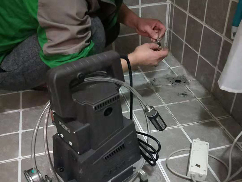 衛(wèi)生間地面注漿防水：注漿堵漏注漿堵漏之清理:詳細(xì)檢查、分析滲漏情況，確定灌漿孔位置及間距。清理干凈需要施工的區(qū)域，鑿除砼表面析出物，確保表面干凈。 注漿堵漏之鉆孔:使用鉆孔工具沿孔洞四周鉆泄壓孔，鉆頭直徑為14mm,鉆孔角度宜≦45°，鉆孔深度≦結(jié)構(gòu)厚度的2/3，鉆孔必須斜穿過主漏水孔。墻面慢滲則分別在滲水面鉆梅花孔。用清洗機(jī)沖洗灌漿孔，直至灌漿孔出水清澈則可進(jìn)行下一步工作。 注漿堵漏之埋嘴:觀察主漏水孔的壓力，水流不急壓力不大時(shí)可用快干堵漏劑埋注灌漿止水針頭。當(dāng)結(jié)構(gòu)達(dá)到一定的強(qiáng)度沒有滲漏時(shí)，其它泄水孔分別安裝膨脹止水針頭，用專用內(nèi)六角扳手?jǐn)Q緊，使灌漿嘴周圍與鉆孔之間無空隙，不漏水。單孔逐一連續(xù)進(jìn)行。當(dāng)相鄰孔開始出漿后，保持壓力3~5分鐘，即可停止本孔灌漿，改注相鄰灌漿孔。 待所有的孔都灌完后，回到先前靠前個(gè)灌漿孔，再次灌漿以保證壓力較大化。