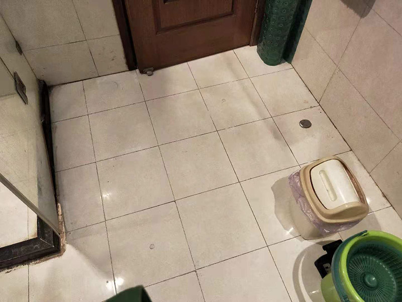 衛(wèi)生間地面注漿防水：注漿堵漏注漿堵漏之清理:詳細(xì)檢查、分析滲漏情況，確定灌漿孔位置及間距。清理干凈需要施工的區(qū)域，鑿除砼表面析出物，確保表面干凈。 注漿堵漏之鉆孔:使用鉆孔工具沿孔洞四周鉆泄壓孔，鉆頭直徑為14mm,鉆孔角度宜≦45°，鉆孔深度≦結(jié)構(gòu)厚度的2/3，鉆孔必須斜穿過主漏水孔。墻面慢滲則分別在滲水面鉆梅花孔。用清洗機(jī)沖洗灌漿孔，直至灌漿孔出水清澈則可進(jìn)行下一步工作。 注漿堵漏之埋嘴:觀察主漏水孔的壓力，水流不急壓力不大時(shí)可用快干堵漏劑埋注灌漿止水針頭。當(dāng)結(jié)構(gòu)達(dá)到一定的強(qiáng)度沒有滲漏時(shí)，其它泄水孔分別安裝膨脹止水針頭，用專用內(nèi)六角扳手?jǐn)Q緊，使灌漿嘴周圍與鉆孔之間無空隙，不漏水。單孔逐一連續(xù)進(jìn)行。當(dāng)相鄰孔開始出漿后，保持壓力3~5分鐘，即可停止本孔灌漿，改注相鄰灌漿孔。 待所有的孔都灌完后，回到先前靠前個(gè)灌漿孔，再次灌漿以保證壓力較大化。