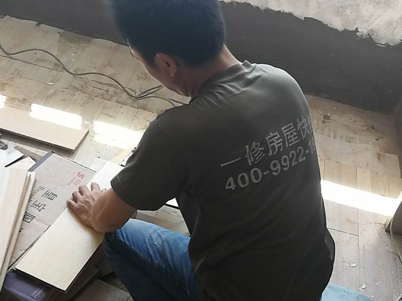 濟(jì)南運(yùn)動地板維修師傅哪里找,濟(jì)南拼裝地板如何清洗