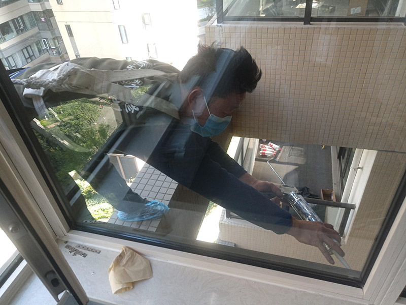 窗戶打膠維修：1、當我們粘在破碎的橋梁的鋁門窗上時，如果需要在外面粘合，我們必須將它粘在外面，因為如果它幾乎不粘在室內(nèi)，它顯然會不均勻。它不起防水功能。  2、當我們將破碎的橋梁的鋁門和窗戶粘在一起時，我們需要將膠帶放在鋁門的側(cè)面和斷橋的窗戶上。不要將它粘在頂部也很重要。否則，更重要的是。之后，膠帶脫膠，防水效果消失。