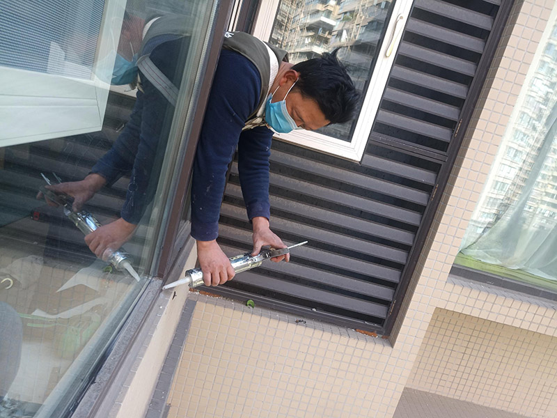 窗戶打膠維修：1、當我們粘在破碎的橋梁的鋁門窗上時，如果需要在外面粘合，我們必須將它粘在外面，因為如果它幾乎不粘在室內(nèi)，它顯然會不均勻。它不起防水功能。  2、當我們將破碎的橋梁的鋁門和窗戶粘在一起時，我們需要將膠帶放在鋁門的側(cè)面和斷橋的窗戶上。不要將它粘在頂部也很重要。否則，更重要的是。之后，膠帶脫膠，防水效果消失。
