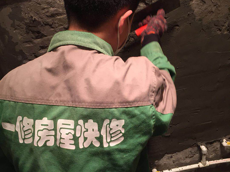 衛(wèi)生間防水找平：首先要找平地面，并確保地面足夠平整、清潔。如果地面有縫隙、缺陷、不平等后期可能會(huì)造成漏水等問(wèn)題，所以前期基面防水要做到萬(wàn)無(wú)一失，才能保證后期的施工順利進(jìn)行。鋪貼涂料是衛(wèi)生間防水的重要條件，鋪防水涂料時(shí)要做到用力均勻，而且不能漏刷、缺刷。脫落、開裂等現(xiàn)象也是不能出現(xiàn)的，過(guò)于干燥的季節(jié)不適宜做防水。鋪保護(hù)層是衛(wèi)生間防水的保證，做完最重要的鋪防水涂層當(dāng)然也不能忘了涂上表面防護(hù)涂料，對(duì)內(nèi)部的材料能起到一定的保護(hù)作用。鋪保護(hù)層與鋪防水涂料一樣要做到均勻、無(wú)裂痕、不脫落。在防水層徹底干透后，在衛(wèi)生間蓄水24小時(shí)以上，檢查是否有漏水等現(xiàn)象。
