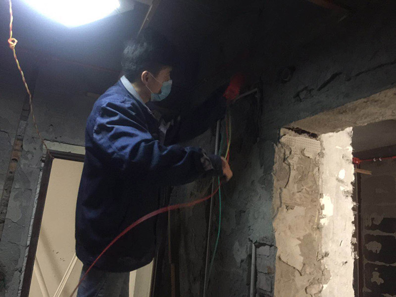 電路暗管穿線：首先把引線鐵絲頭約彈簧一半的長度置彈簧內(nèi)，再用細(xì)鐵線絞緊使二者不易分離脫落即可，不論是穿引線鐵絲還是用鐵絲拉穿導(dǎo)線，過彎道都要溫柔一點(diǎn)，否則容易出麻煩，穿好鐵絲后，把待穿的導(dǎo)線集束，牢固地捆綁在鐵絲一端，慢慢拉動(dòng)鐵絲的另一端，導(dǎo)線就穿成了； 穿線的暗管彎頭，只能用專用工具把管子彎曲以擴(kuò)大轉(zhuǎn)彎半徑使穿線容易，而不可使用成品彎頭，使用成品彎頭即便預(yù)留引線都很難很難穿線而且還會(huì)在穿線過程中使導(dǎo)線絕緣受損。