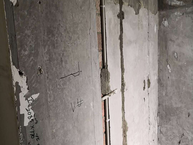 插座布線安裝：衛(wèi)生間的電路改造只需要把整體照明燈具的線路預(yù)留好就可以，相對(duì)來說比較簡(jiǎn)單。另外，衛(wèi)生間是水氣較多的地方，因此，嚴(yán)禁在衛(wèi)生間內(nèi)的潮濕處如淋浴區(qū)或澡盆附近設(shè)置電源插座，其它區(qū)域設(shè)置的電源插座應(yīng)采用防濺式。有外窗時(shí)，應(yīng)在外窗旁預(yù)留排氣扇接線盒或插座，由于排氣風(fēng)道一般在淋浴區(qū)或澡盆附近，所以接線盒或插座應(yīng)距地面2.25m以上安裝。距淋浴區(qū)或澡盆外沿0.6m外預(yù)留電熱水器插座和潔身器用電源插座。在盥洗臺(tái)鏡旁設(shè)置美容用和剃須用電源插座，距地面1.5m～1.6m安裝。安裝在衛(wèi)生間的插座宜帶開關(guān)和指示燈，如果安裝在潮濕位置的插座，最好在插座表面安裝一個(gè)防水的蓋子，避免水汽進(jìn)入插座內(nèi)，引起短路。
