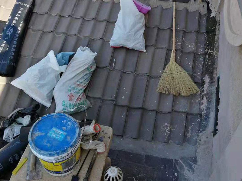 屋頂瓦房鋪防水卷材：1.可以在房子上面鋪上防雨布。2.最好是在瓦下面刷上防雨的材料，之后再鋪瓦。3.可以做防水吊頂。4.傳統(tǒng)的防水補(bǔ)漏。