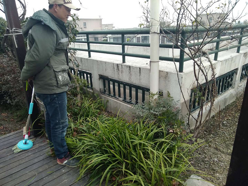 屋頂露臺看現(xiàn)場：如果防水師傅沒有檢驗基層，直接就刷防水涂料的話，那么基層比較差，后期肯定會發(fā)生滲漏問題的。當然，有的朋友會說，即便發(fā)生這種情況，后果也是該師傅來承擔的。但事實上，真的沒有人會希望發(fā)生問題，畢竟在出現(xiàn)問題之后，會給自己生活帶來很大的麻煩。