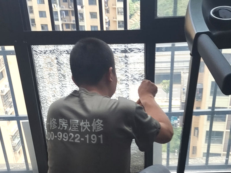 鋼化玻璃更換：鋼化玻璃門若是不符合安裝尺寸，再返工就非常麻煩，因此在開始測量的時(shí)候就要做到準(zhǔn)確。用玻璃吸盤先把玻璃板西經(jīng)，玻璃就位。將玻璃板上部插入門框里的限位槽，再把玻璃板的下部安放于底托飾面的對(duì)口縫內(nèi)。玻璃板固定好厚，在頂部的限位槽與底托的固定處，和玻璃板與框柱的對(duì)縫位置等注膠封口。門扇高度確定以后，在玻璃板與進(jìn)出橫檔內(nèi)的兩側(cè)空隙處，同時(shí)通過兩邊插入小木條，輕敲穩(wěn)實(shí)，在小木條、門扇玻璃與橫檔之間形成的縫隙里注入玻璃膠，再用以上方法處理殘跡。