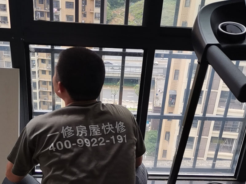 鋼化玻璃更換：鋼化玻璃門若是不符合安裝尺寸，再返工就非常麻煩，因此在開始測量的時(shí)候就要做到準(zhǔn)確。用玻璃吸盤先把玻璃板西經(jīng)，玻璃就位。將玻璃板上部插入門框里的限位槽，再把玻璃板的下部安放于底托飾面的對(duì)口縫內(nèi)。玻璃板固定好厚，在頂部的限位槽與底托的固定處，和玻璃板與框柱的對(duì)縫位置等注膠封口。門扇高度確定以后，在玻璃板與進(jìn)出橫檔內(nèi)的兩側(cè)空隙處，同時(shí)通過兩邊插入小木條，輕敲穩(wěn)實(shí)，在小木條、門扇玻璃與橫檔之間形成的縫隙里注入玻璃膠，再用以上方法處理殘跡。