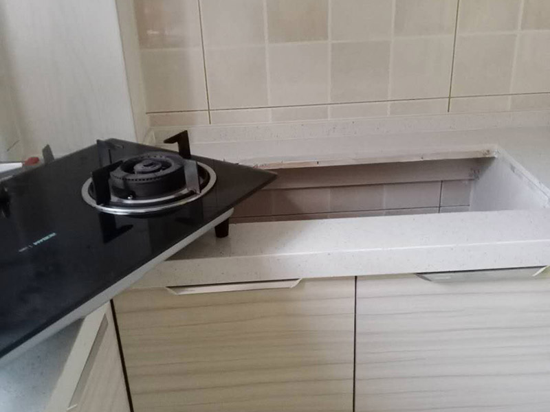 煙機灶具安裝：頂吸式煙機灶具距離灶臺的高度一般在65-75cm間，側(cè)吸式煙機灶具底部距離灶臺距離可以更近，一般在35-45cm間。頂吸式和側(cè)吸式煙機都是水平安裝在灶具正上方，煙機與灶具中心位置重合時吸煙效果最好。千萬不要將煙機灶具安裝在挨近門窗等空氣對流強的位置，非常影響吸煙效果?？赡芎芏嗳苏J為離窗戶近一些效果好，這是個誤區(qū)。如果空氣對流過大，油煙在上升至25cm的有效吸力范圍前就已經(jīng)擴散了，煙機吸煙效果不好。一般來說，在進行櫥柜設(shè)計之前，需要將煙機灶具的款式尺寸給到櫥柜廠商，預留出煙機灶具的位置。保險起見，先安裝櫥柜會比較好，否則容易碰壞煙機灶具。最好的情況是將兩者安排在同一天安裝，協(xié)調(diào)安裝，效果最好。