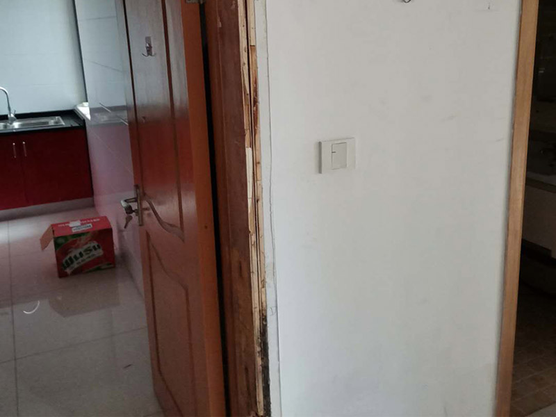 臥室門框維修：1.漆面表面劃傷用bai一只顏色與家具相同的普du通的繪圖用蠟筆，在劃痕zhi上劃一劃，使其與周邊漆面dao高度相同，再薄薄地涂上一層透明的清漆就可以了；2.油漆剝落修復(fù)，清漆家具表面小塊油漆剝落后可取同色廣告顏料涂補(bǔ)，再用清漆涂在表面，即完好如初3.裂縫填補(bǔ)用油灰和顏料拌勻后嵌入堵平，但要注意顏料要和原油灰的顏料、原油漆色彩一致，以防留下疤跡