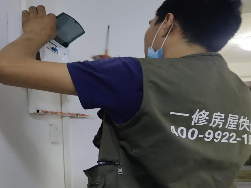 插座開(kāi)關(guān)明裝布線:首先我們要認(rèn)識(shí)插座的明裝和暗裝，明裝的是安裝底盒在墻體表面暴露出來(lái)的，暗裝的是把安裝底盒裝在墻體內(nèi)，表面看不露出部分。根椐底合上的四個(gè)固定孔位，在需要安裝的墻面上做好標(biāo)記，選擇螺絲相同大小的沖擊鉆頭用沖擊鉆在墻上打孔。在孔里打入膨脹螺絲。確定能夠把自攻螺絲牢固的抓住。 用四個(gè)自攻螺絲把底盒固定到墻上。