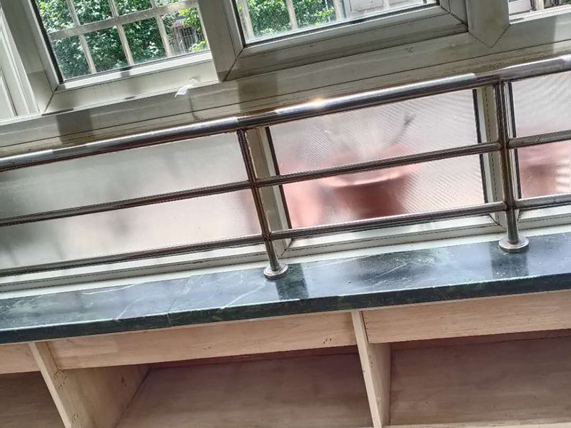飄窗臺柜體翻新：大家都喜歡購買那種帶有飄窗的臥室裝修，主要是因?yàn)榭梢园扬h窗設(shè)計改裝自己理想的圣地。如果我們把飄窗設(shè)計成溫馨的休息室。中午沒事的時候，可以躺到這里的小床上休息片刻。 飄窗柜尺寸就要盡可能的小一點(diǎn)。因?yàn)轱h窗柜就用來放一些小東西用的，所以說尺寸小的話，不會影響到陽光的射入。當(dāng)休息完以后，在飄窗柜里面拿上自己的工作用品，也就可以出發(fā)去工作了。 飄窗不像普通的窗戶一樣，它一般是矩形或者是向外突的。飄窗的三面都是由玻璃組成的，這樣就給房子帶來了充足的陽光的沐浴，采光比較好，也可以開擴(kuò)人們的視野，讓人們的生活更加的豐富多彩。