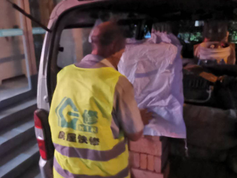 砌磚封門洞:首先準(zhǔn)備好材料，門洞一定要做頂梁，所以鋼筋不能少。沙子要中沙、河沙。水泥注意保質(zhì)期。磚最好用輕質(zhì)磚。一般門洞留90公分，如果門是定制的或特殊門，根據(jù)門的尺寸來定門洞寬度。攪拌好水泥沙后，開始砌墻。要先訂好門洞兩邊的磚的位置，先砌好他們，再在此基礎(chǔ)上砌就很快了。砌到2米的高度（特殊門根據(jù)尺寸特定），門洞要收口，需要做門洞梁。用水泥澆灌梁，中間鋼筋做骨。做好門洞梁后，繼續(xù)上面砌磚，做好整面墻。