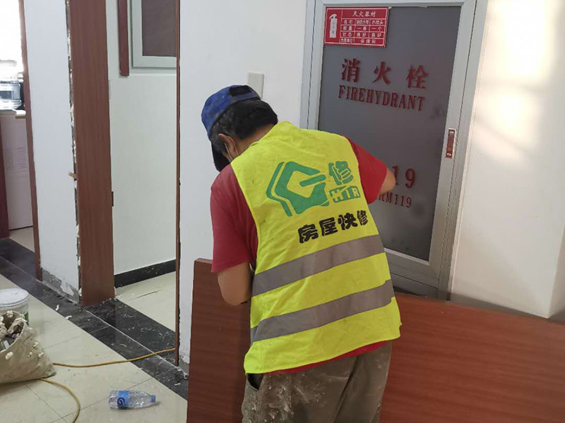 門框窗框更換翻新:門窗套就是指：在門窗洞口兩個立邊的垂直面，可以是突出外墻形成邊框，也可和外墻保持平齊，既要立邊垂直平整，而且又要滿足和墻面平整，所以它的質(zhì)量會要求相對高一些。 找位與劃線：在安裝前，需要根據(jù)設(shè)計圖的要求，先找好標(biāo)高、平面位置、豎向尺寸進(jìn)行彈線。 核查預(yù)埋件和洞口：對于有預(yù)埋件、木磚的門窗套安裝工程，彈線后應(yīng)該檢查預(yù)埋件、木磚是否符合設(shè)計要求。 龍骨、基層板配制與安裝：根據(jù)洞口實際尺寸，按設(shè)計規(guī)定骨架料斷面規(guī)格，可將龍骨架或基層板分三片預(yù)制，洞頂一片、兩側(cè)各一片。每片龍骨架一般情況下為兩根立框料，當(dāng)門窗套寬度大于500mm，中間應(yīng)適當(dāng)增加立框料。橫向龍骨間距不大于400mm;面板寬度大于500mm時，橫向龍骨間距不大于300mm。