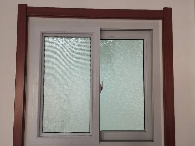 門框窗框更換翻新:門窗套就是指：在門窗洞口兩個立邊的垂直面，可以是突出外墻形成邊框，也可和外墻保持平齊，既要立邊垂直平整，而且又要滿足和墻面平整，所以它的質(zhì)量會要求相對高一些。 找位與劃線：在安裝前，需要根據(jù)設(shè)計圖的要求，先找好標(biāo)高、平面位置、豎向尺寸進(jìn)行彈線。 核查預(yù)埋件和洞口：對于有預(yù)埋件、木磚的門窗套安裝工程，彈線后應(yīng)該檢查預(yù)埋件、木磚是否符合設(shè)計要求。 龍骨、基層板配制與安裝：根據(jù)洞口實際尺寸，按設(shè)計規(guī)定骨架料斷面規(guī)格，可將龍骨架或基層板分三片預(yù)制，洞頂一片、兩側(cè)各一片。每片龍骨架一般情況下為兩根立框料，當(dāng)門窗套寬度大于500mm，中間應(yīng)適當(dāng)增加立框料。橫向龍骨間距不大于400mm;面板寬度大于500mm時，橫向龍骨間距不大于300mm。