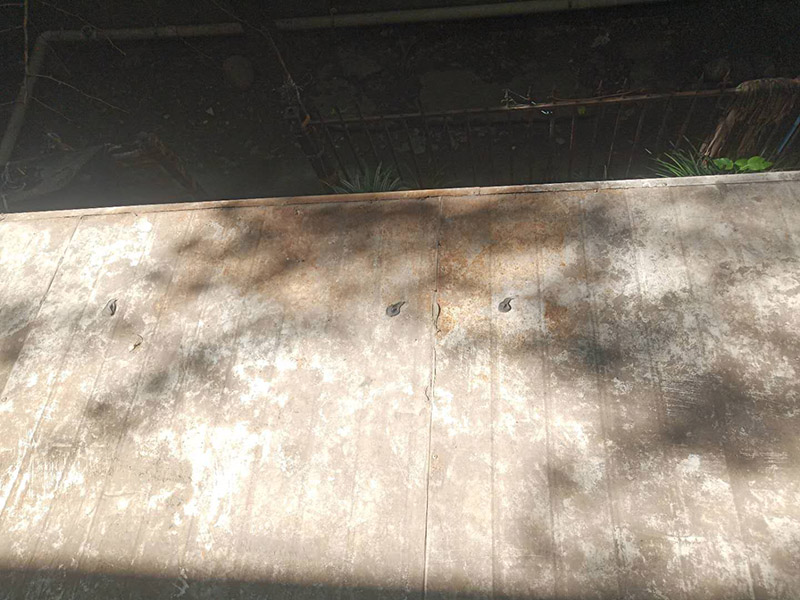 雨棚防水施工：1、待軟性防水層充分冷卻后，將塑料彩條棚布鋪設(shè)其上形成浮筑層(兩塊棚布須重疊)，起剛性水泥層和軟性防水層滑動(dòng)間隔用。 2、鋪設(shè)5厘米厚的細(xì)石混凝土，內(nèi)用4毫米直徑的鐵絲結(jié)成孔徑小于10×10厘米的鐵絲網(wǎng)，加強(qiáng)混凝土的抗拉力。 3、剛性水泥層與女兒墻、立墻間留分格縫，可有效地防止其開(kāi)裂。 4、大面積屋頂須設(shè)置分格縫，縫隙2厘米，鋼筋在分格縫必須分開(kāi)?；炷脸浞指赏负?，分格縫內(nèi)清掃干凈，并填充防水油膏。分格縫因順坡度設(shè)置并錯(cuò)開(kāi)軟性防水層接縫。因分格縫的防水質(zhì)量難保證，必須嚴(yán)格操作。 5、剛性層鋪設(shè)時(shí)，表面必須形成坡度，加快積水排出屋面。 整個(gè)防水屋面鋪設(shè)完畢后，防水層由七層組成：防水油膏、油毛氈、防水油膏、油毛氈、防水油膏、塑料彩條棚布、混凝土。