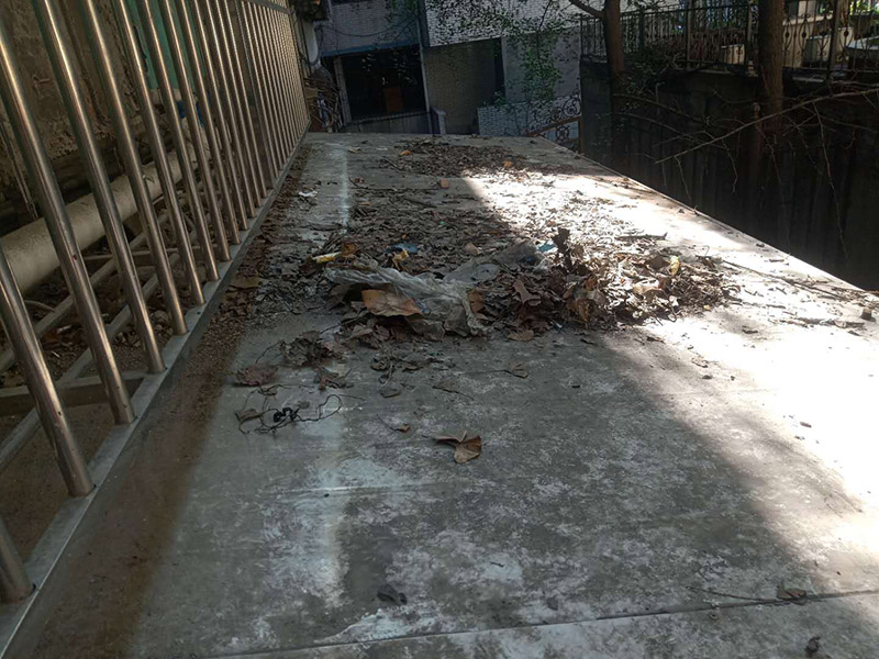 雨棚防水施工：1、待軟性防水層充分冷卻后，將塑料彩條棚布鋪設(shè)其上形成浮筑層(兩塊棚布須重疊)，起剛性水泥層和軟性防水層滑動(dòng)間隔用。 2、鋪設(shè)5厘米厚的細(xì)石混凝土，內(nèi)用4毫米直徑的鐵絲結(jié)成孔徑小于10×10厘米的鐵絲網(wǎng)，加強(qiáng)混凝土的抗拉力。 3、剛性水泥層與女兒墻、立墻間留分格縫，可有效地防止其開(kāi)裂。 4、大面積屋頂須設(shè)置分格縫，縫隙2厘米，鋼筋在分格縫必須分開(kāi)?；炷脸浞指赏负螅指窨p內(nèi)清掃干凈，并填充防水油膏。分格縫因順坡度設(shè)置并錯(cuò)開(kāi)軟性防水層接縫。因分格縫的防水質(zhì)量難保證，必須嚴(yán)格操作。 5、剛性層鋪設(shè)時(shí)，表面必須形成坡度，加快積水排出屋面。 整個(gè)防水屋面鋪設(shè)完畢后，防水層由七層組成：防水油膏、油毛氈、防水油膏、油毛氈、防水油膏、塑料彩條棚布、混凝土。
