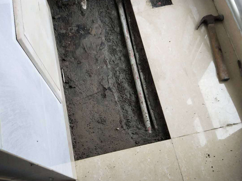 暗管維修瓷磚修復：暗水管漏水要找到漏水點并不是一件容易的事。由于是墻體里水管漏水，有時候墻面基層或者貼有瓷磚的墻面防水性較好，暗水管漏水可能會隨著管壁洇到其他地方，所以有時候我們看到的墻面被浸濕的地方，并不一定百分之百就是暗水管漏水的地方。 找到墻體里水管漏水的漏水點之后，就需要對漏水的管道進行更換維修。首先需要將暗水管漏水點的墻面開鑿，開鑿時注意對家具地板進行成品保護。開鑿之后找到管道漏水的地方，將管道上開鑿的粉塵清理干凈。 將損壞管道割斷，注意然后用接口套住，將備換的新管對準接口口子，注意要對直。然后用熱熔器對新管道進行熱熔連接。連接好之后注意使用防水膠對管道及管槽進行防水處理。