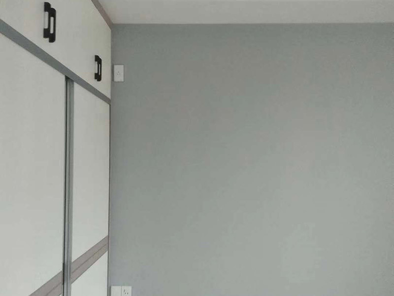 墻面乳膠漆翻新：1、使用吸塵器進(jìn)行除塵工序，利用吸塵器的毛刷充分摩擦被清潔表面，去除灰塵。 2、對(duì)于局部污染或是有油漬的地方，需要使用聚氨酯稀釋劑來清洗。 3、局部有霉藻的部位，需要使用防霉溶液清洗，晾干或噴濕后鏟除。 4、對(duì)于已經(jīng)剝落或是破損的地方，先將破損部位松動(dòng)的部分打磨掉，清理干凈，再使用柔性膩?zhàn)舆M(jìn)行修補(bǔ)。待表面修補(bǔ)平整后，再涂裝底漆。 5、先將破損、松動(dòng)的部分清理干凈，使用柔性膩?zhàn)舆M(jìn)行修補(bǔ)，表面修補(bǔ)平整后涂裝805膠水。 6、在涂刷膠水的基層上滿刮膩?zhàn)痈唷?7、涂刷底漆，要均勻涂刷一遍，要求無露底、流墜現(xiàn)象。 8、 涂刷面漆， 均勻涂刷兩遍，待靠前遍干燥后涂刷第二遍，要求無露底、流墜。