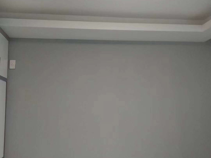 墻面乳膠漆翻新：1、使用吸塵器進(jìn)行除塵工序，利用吸塵器的毛刷充分摩擦被清潔表面，去除灰塵。 2、對(duì)于局部污染或是有油漬的地方，需要使用聚氨酯稀釋劑來清洗。 3、局部有霉藻的部位，需要使用防霉溶液清洗，晾干或噴濕后鏟除。 4、對(duì)于已經(jīng)剝落或是破損的地方，先將破損部位松動(dòng)的部分打磨掉，清理干凈，再使用柔性膩?zhàn)舆M(jìn)行修補(bǔ)。待表面修補(bǔ)平整后，再涂裝底漆。 5、先將破損、松動(dòng)的部分清理干凈，使用柔性膩?zhàn)舆M(jìn)行修補(bǔ)，表面修補(bǔ)平整后涂裝805膠水。 6、在涂刷膠水的基層上滿刮膩?zhàn)痈唷?7、涂刷底漆，要均勻涂刷一遍，要求無露底、流墜現(xiàn)象。 8、 涂刷面漆， 均勻涂刷兩遍，待靠前遍干燥后涂刷第二遍，要求無露底、流墜。