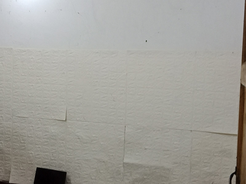 老房子拆除翻新：1、在舊房翻新中先實(shí)施的是主題拆除，其中主要包括墻面、地面、門窗、水路、電路等各方面的拆除。提醒各位裝修業(yè)主們在拆除過程中，廚衛(wèi)的墻磚鏟除中防水層是極易被損壞的，所以裝修業(yè)主們在墻面抹灰完成后一定要重新做防水。 2、拆改會(huì)產(chǎn)生許多的垃圾，要及時(shí)清理，同時(shí)老房翻新過程中時(shí)刻保持室內(nèi)的清潔，這對(duì)于施工也是非常方便的。 3、然后就是水路的改造，這是舊房翻新最重要的項(xiàng)目之一。首先要檢查舊房本來的上、下水路是否銹蝕、老化。對(duì)于勉強(qiáng)能使用的水路管線，今后的使用過程中會(huì)出現(xiàn)滲水、漏水等諸多問題使得更加麻煩。 4、和水路改造同樣重要的就是電路改造了。舊房中很多用的是鋁線，但是鋁已經(jīng)過時(shí)并且很容易老化，使得其導(dǎo)電性差、易發(fā)熱 導(dǎo)致火災(zāi)隱患的威脅尤為突出，不僅如此，舊房中違章布線、設(shè)計(jì)容量不夠等問題都是在改造中要著重關(guān)心的。