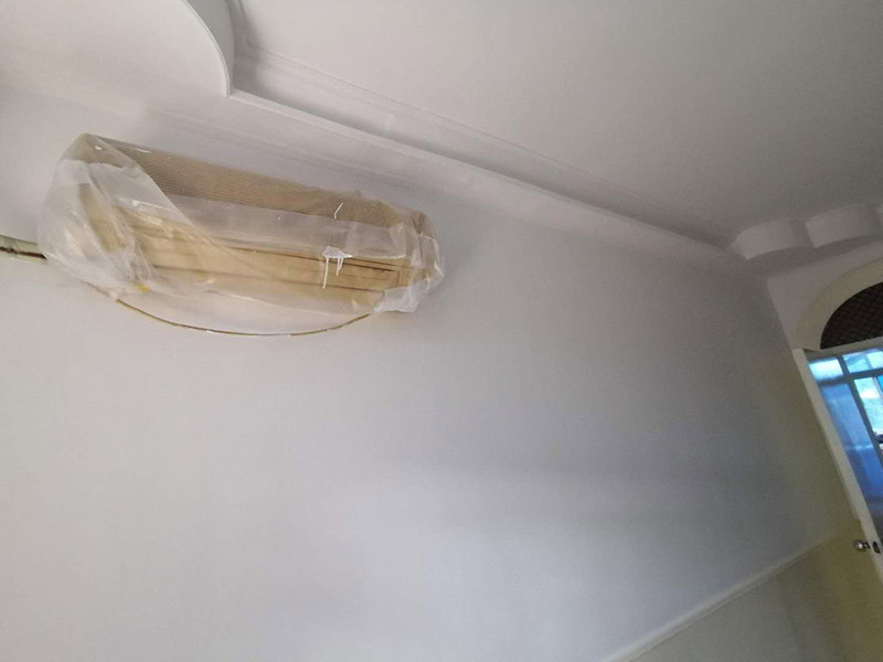 老房墻面刷漆翻新：毛坯的墻體或者已經做好1道膩子層的房子，基層要求基層必須平整堅固。不得有粉化、起砂、空鼓、脫落等現(xiàn)象。基層不平和坑洼面應該配套膩子刮平。陰陽角必須通過彈墨線來找垂直的鋁通來衡量水平垂直的整度。后一遍膩子應在前一遍膩子完全干后方能施工。 內墻乳膠漆，在墻砌好后，是在抹灰完成后，總包單位會進行兩道抹灰，第二道的時候基面加以修飾效果的補平。所以一般都會批膩子，膩子的作用是讓墻面更平整一點。刮膩子后，總有些高低不平，或者基層不是很平整的面。這個時候，需要砂紙出動，進行手工的打磨，修復。中間還可以用太陽燈照明，便于檢查平整度。再用砂紙打磨，不斷的完善。