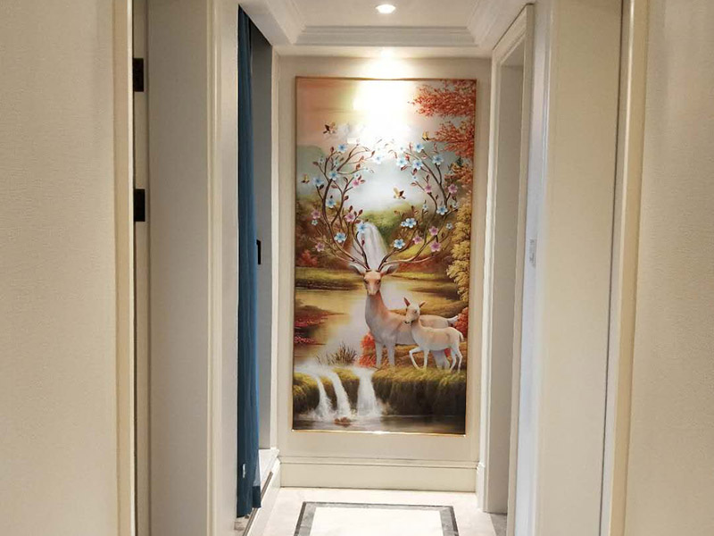走廊掛畫安裝：下水平線齊平的做法，隨意感較強(qiáng)。照片最好表達(dá)同一主題，并采用統(tǒng)一樣式和顏色的畫框，整體裝飾效果更好。上水平線齊平的做法，既有靈動(dòng)的裝飾感，又不顯得凌亂。如果照片的顏色反差較大，最好采用統(tǒng)一樣式和顏色的畫框來(lái)協(xié)調(diào)。在重復(fù)懸掛同一尺寸的裝飾畫時(shí)，畫間距最好不超過(guò)畫的1/5，這樣能具有整體的裝飾性，不分散。多幅畫重復(fù)懸掛能制造強(qiáng)大的視覺沖擊力，不適合房高不足的房間。裝飾畫的總寬比被裝飾物略窄，并且均衡分布。圖片建議選擇同一色調(diào)或是同一系列的內(nèi)容。