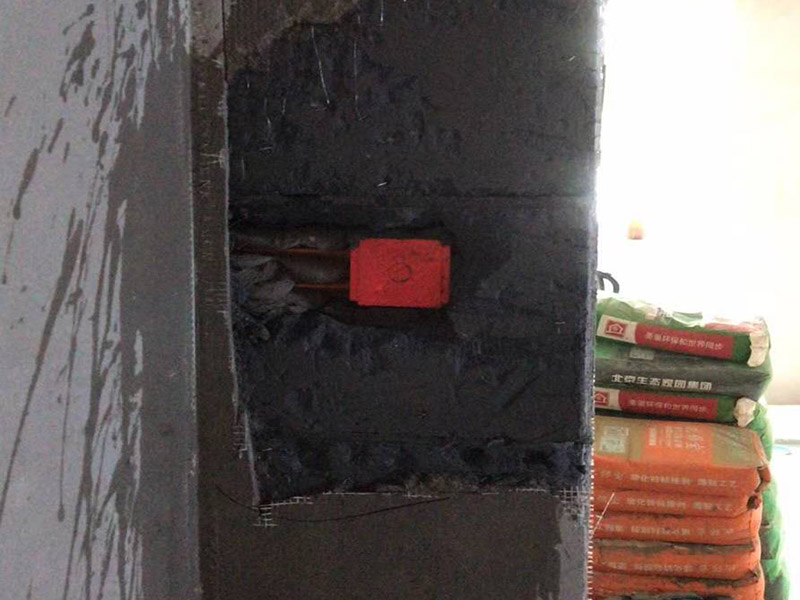 墻面空鼓修補(bǔ)：1、用切割機(jī)沿著空鼓的地方切割出空鼓范圍，刀口深度要掌握，并比實(shí)際空鼓范圍稍大，不能用鏨子鑿，那樣可能會(huì)造成空鼓范圍越來(lái)越大。 2、基層清理干凈，用水潤(rùn)濕，用1:3水泥砂漿分兩次修補(bǔ)，抹壓，然后批膩?zhàn)?，刷墻漆。如果是混凝土基層，修補(bǔ)前應(yīng)涂刷混凝土界面劑，否則還會(huì)空鼓。