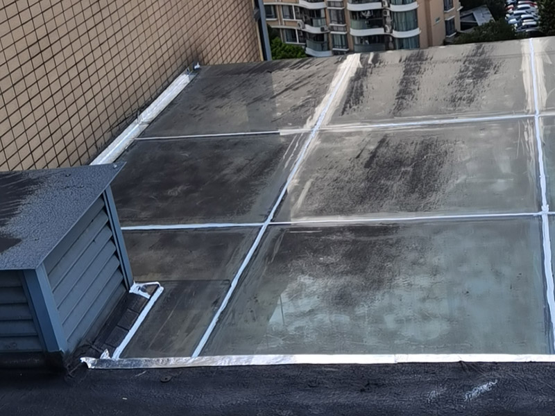 陽光房屋頂防水施工：1.首先確定漏水的位置，是墻體與鋁合金型材結(jié)合處，還是陽du光房型材玻璃之間漏水。 2.假設(shè)是墻zhi體與鋁合金型材結(jié)合處，這個比較麻煩，因為這種情況一般多發(fā)生于使用1年或者1年以上的陽光房，墻體和鋁材的結(jié)合位置，會有很大的滲水現(xiàn)象，僅僅打膠處理是不行的，治標不治本，過不了多久還會漏，這個必須要用sbs（瀝青防水卷材）處理，這樣才能真正做到防水.具體操作需要專業(yè)人員進行處理。 3.假設(shè)是陽光房型材與玻璃之間漏水，這里可以用防水膠處理的，一般可以選擇道康寧硅酮耐候密封膠。