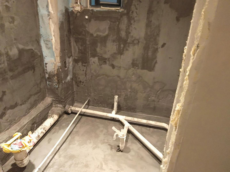 衛(wèi)生間墻地面抹灰：在進(jìn)行防水處理之前，一定先找平地du面，如果地面不平對防水的效果可能會(huì)有影響，也可能造成因防水涂料薄厚不均而導(dǎo)致的開裂滲漏。地漏，墻角，管跟等接縫處要使用高彈性的柔性防水涂刷，因?yàn)樾l(wèi)生間的墻與地面之間的接縫處會(huì)移位最容易滲水。 墻面處理上要做大約30cm高的防水涂料，以防積水滲透墻面返潮，如果衛(wèi)生間有淋浴房應(yīng)將防水做180cm，如果有浴缸，與浴缸相鄰的墻面防水高度應(yīng)比浴缸高處30cm.防水層做好后要留余一定的時(shí)間，讓防水層與建筑更好的融為一體，然后在防水層上做保護(hù)層再鋪地磚，施工過程中，可千萬馬虎不得，要盡量的保護(hù)防水層。