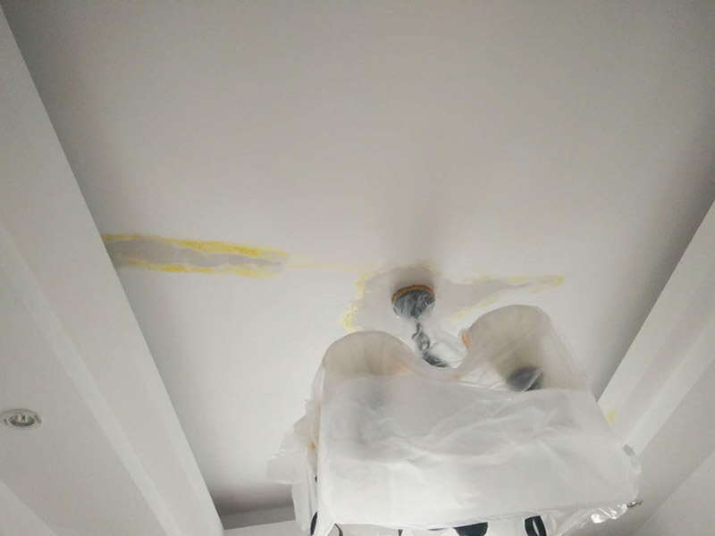 頂面空鼓維修：1、對空鼓區(qū)域進(jìn)行基本的處理，然后采用隔離劑對空鼓區(qū)域進(jìn)行基本的處理，清理干凈殘留物品，然后抹上一層膠膜。 2、進(jìn)行維修的時候一定要保持空鼓區(qū)域的濕潤性，提前一天進(jìn)行處理，然后在開始之前要進(jìn)行灑水處理。 3、為了保險起見，我們需要進(jìn)行封層抹灰的清理方面，第一次抹灰的時候，一定要抹實(shí)，以薄為主要，帶底灰完成之后，等一會就可以進(jìn)行二次抹灰了，第二次抹灰以厚度為主要，同時要注意平整性處理，處理完之后等待七八成晾干的情況下，就可以進(jìn)行最后一步工作了，進(jìn)行最后的抹灰處理，一般整體厚度不超過15mm就行了。