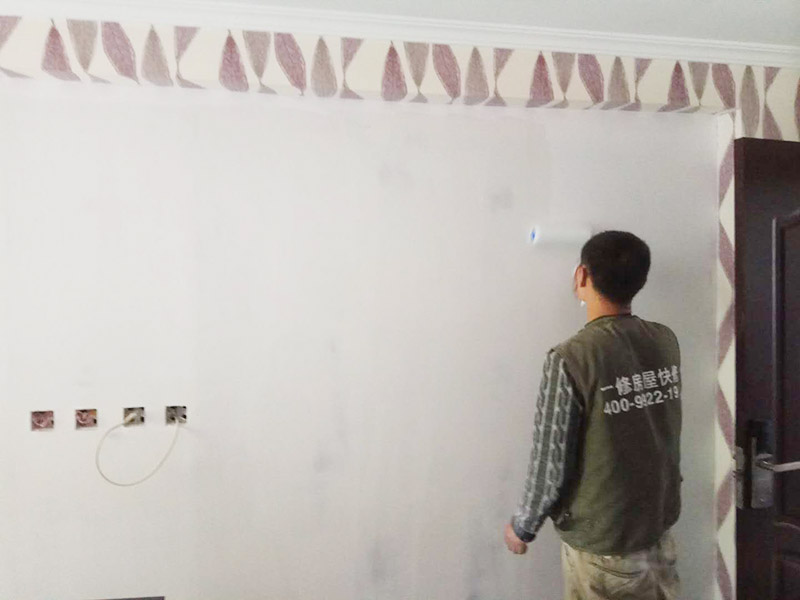 酒店墻面翻新：將房中小件物品搬移到柜子，儲物柜等不需要施工的位置，如樓梯間，衛(wèi)生間等，利用專業(yè)的遮蔽保護(hù)膜貼在地面，包裝家具，避免施工期間對家中的物品造成損害和污染。檢查墻面破損位置，如粉化，開裂，滲水，起皮現(xiàn)象嚴(yán)重的利用鏟刀直接全部鏟除至基層，局部破損現(xiàn)象不嚴(yán)重的位置直接用打磨機(jī)或者砂紙打磨即可。貼過墻紙的一定要完全清理掉墻紙內(nèi)的膠，因?yàn)槟z水時間長了之后會產(chǎn)生化學(xué)反應(yīng)，會對膩?zhàn)訉佑兴绊?，且易造成環(huán)保污染，揮發(fā)有害物質(zhì)。 墻面完全鏟除后，需用打磨機(jī)打磨墻面起到找平的作用，然后做防水界面劑施工，防水施工的目的是防止天氣潮濕或者樓頂漏水，陽臺滲水導(dǎo)致墻面乳膠漆掉皮，界面劑的作用是為了增強(qiáng)水泥基層的粘接力。 膩?zhàn)邮且环N墻體抹灰找平材料，膩?zhàn)拥淖饔檬菫榱耸箟γ嫫秸?，起找平的作用，增?qiáng)底漆的附著力，且防水膩?zhàn)舆€具有耐水的性能，可以保證乳膠漆施工后不會出現(xiàn)起皮，掉粉等現(xiàn)象，膩?zhàn)邮┕ず?，一定要做精?xì)打磨，保證膩?zhàn)拥募?xì)膩性。 面漆是墻漆系統(tǒng)中最后一位守關(guān)者，它能體現(xiàn)整個漆面的光澤，手感，因此面漆的好壞直接決定了整片漆膜的好壞。